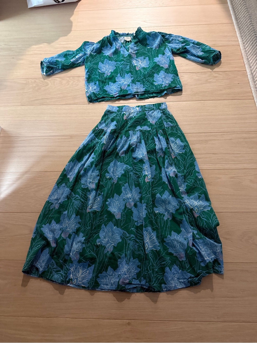 Trovata Green Floral Two-Piece Skirt Set with Blue Flowers
